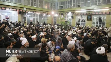 آیین اربعین تدفین امام شهید در دفتر آیتالله سیستانی در قم برگزار شد آیین اربعین تدفین امام شهید در دفتر آیتالله سیستانی در قم برگزار شد
