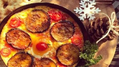 ورقه گیلانی؛ ساده‌ترین غذایی که می‌توان با بادمجان و گوجه پخت