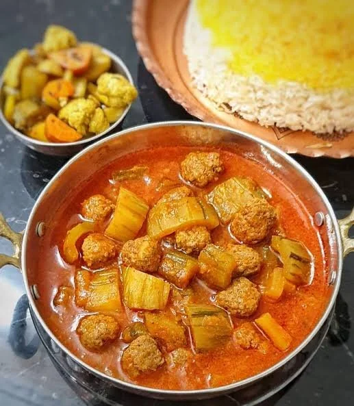 خورش خیار چنبر با گوشت قلقلی؛ طعم متفاوتی که عاشقش می‌شوید