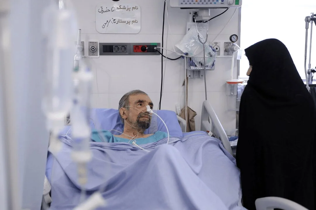 تصاویر؛ آیت‌ الله مجتبی خامنه‌ای ۲ نماینده برای عیادت موسوی گرمارودی فرستادند