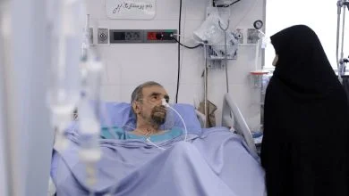 تصاویر؛ آیت‌ الله مجتبی خامنه‌ای ۲ نماینده برای عیادت موسوی گرمارودی فرستادند