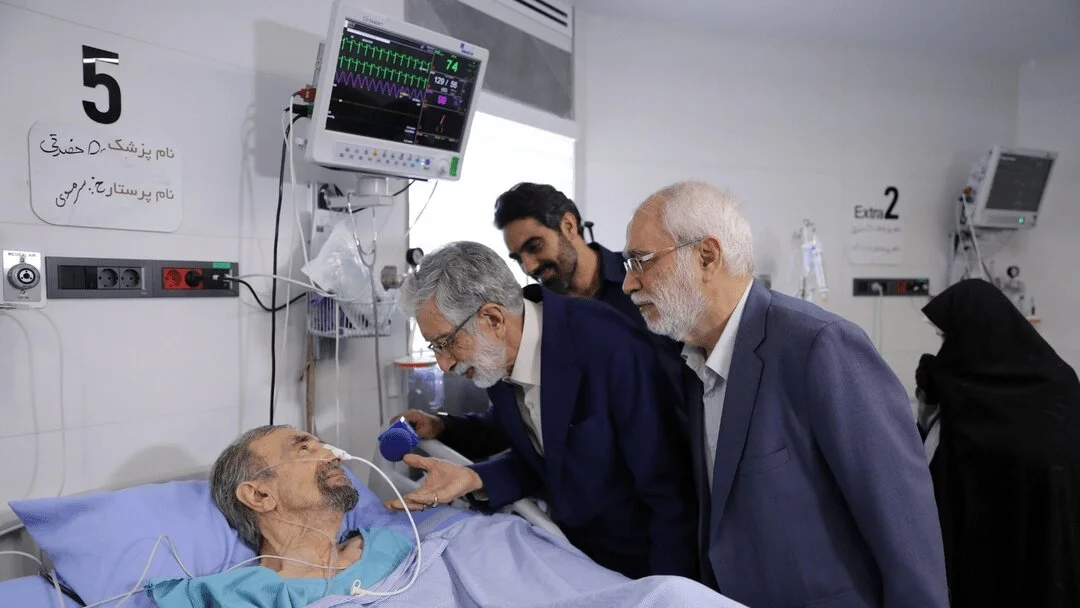 تصاویر؛ آیت‌ الله مجتبی خامنه‌ای ۲ نماینده برای عیادت موسوی گرمارودی فرستادند