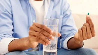 هرگز قرص را با این نوشیدنیها نخورید هرگز قرص را با این نوشیدنیها نخورید