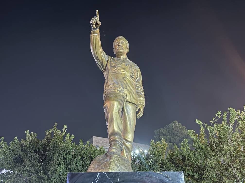 تندیس سردار شهید حاجیزاده در میدان معروف تهران نصب شد + عکس