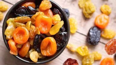 آلو خشک را صبح بخوریم یا شب؟؛ بهترین زمان برای رفع یبوست و بهبود گوارش