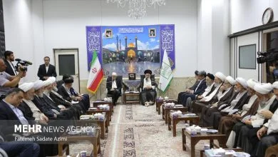 طرح مطالبات فرهنگی و اقتصادی اعضای جامعه مدرسین از دولت در حضور عارف