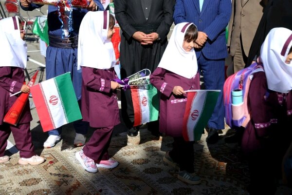 زنگ شکوفهها در سنندج نواخته شد؛ نخستین قدمهای کلاساولیها در مدرسه